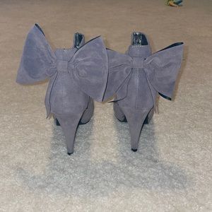 BOW BACK ANKLE BOOTS!